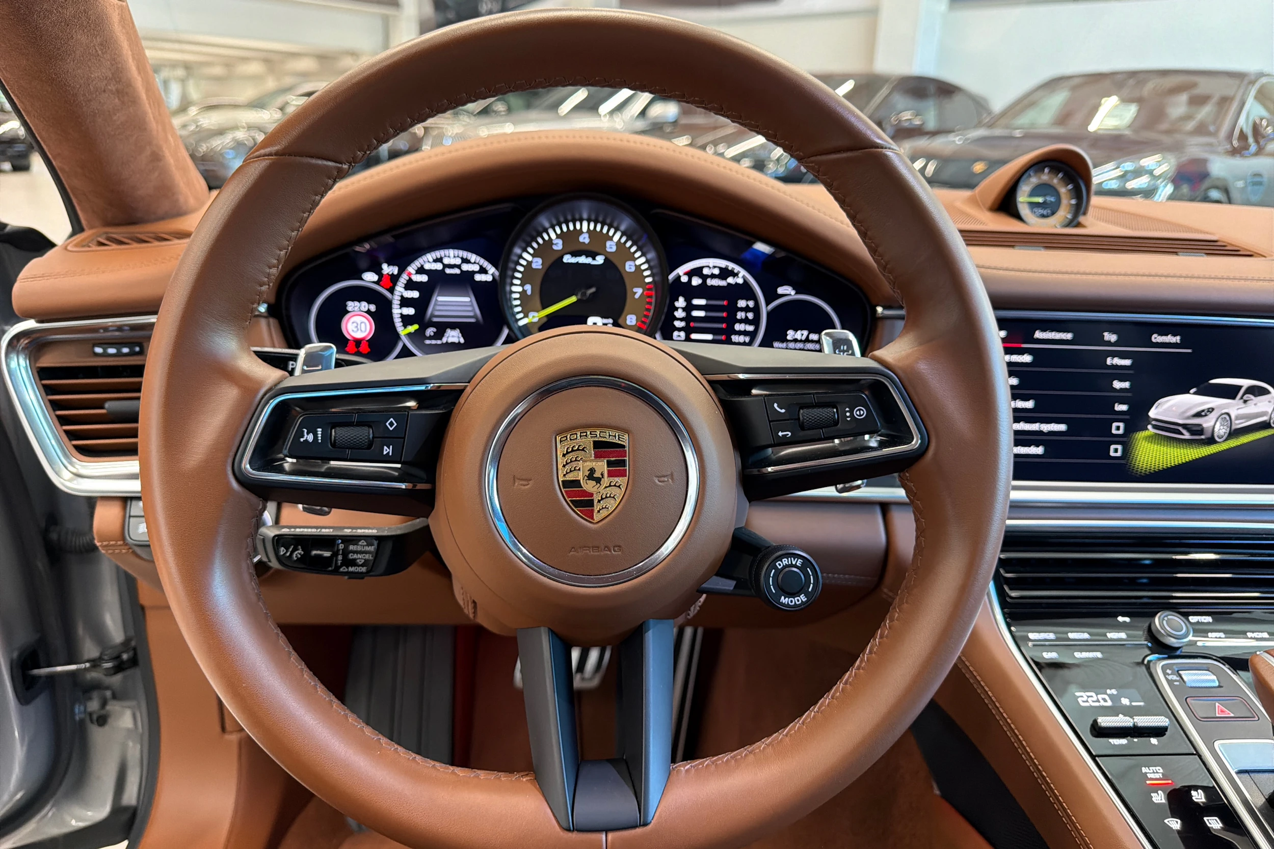 Harmaa Porsche Panamera 2023 kuva 15.
