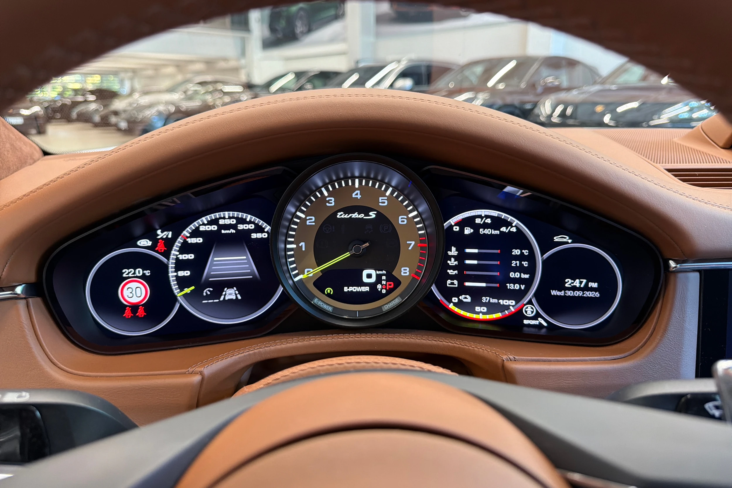 Harmaa Porsche Panamera 2023 kuva 16.