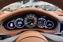 Harmaa Porsche Panamera 2023 kuva 16.