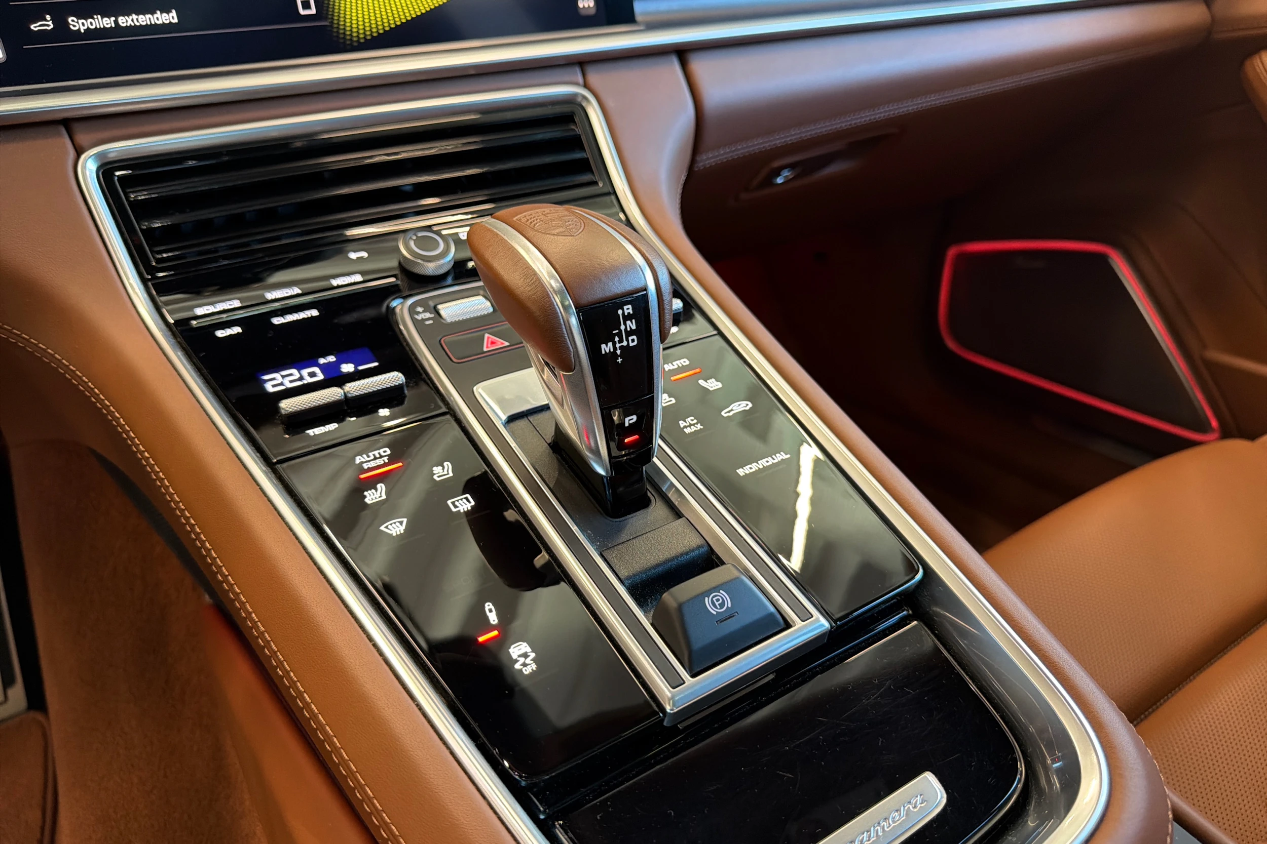 Harmaa Porsche Panamera 2023 kuva 17.