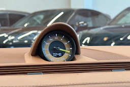 Harmaa Porsche Panamera 2023 kuva 19.