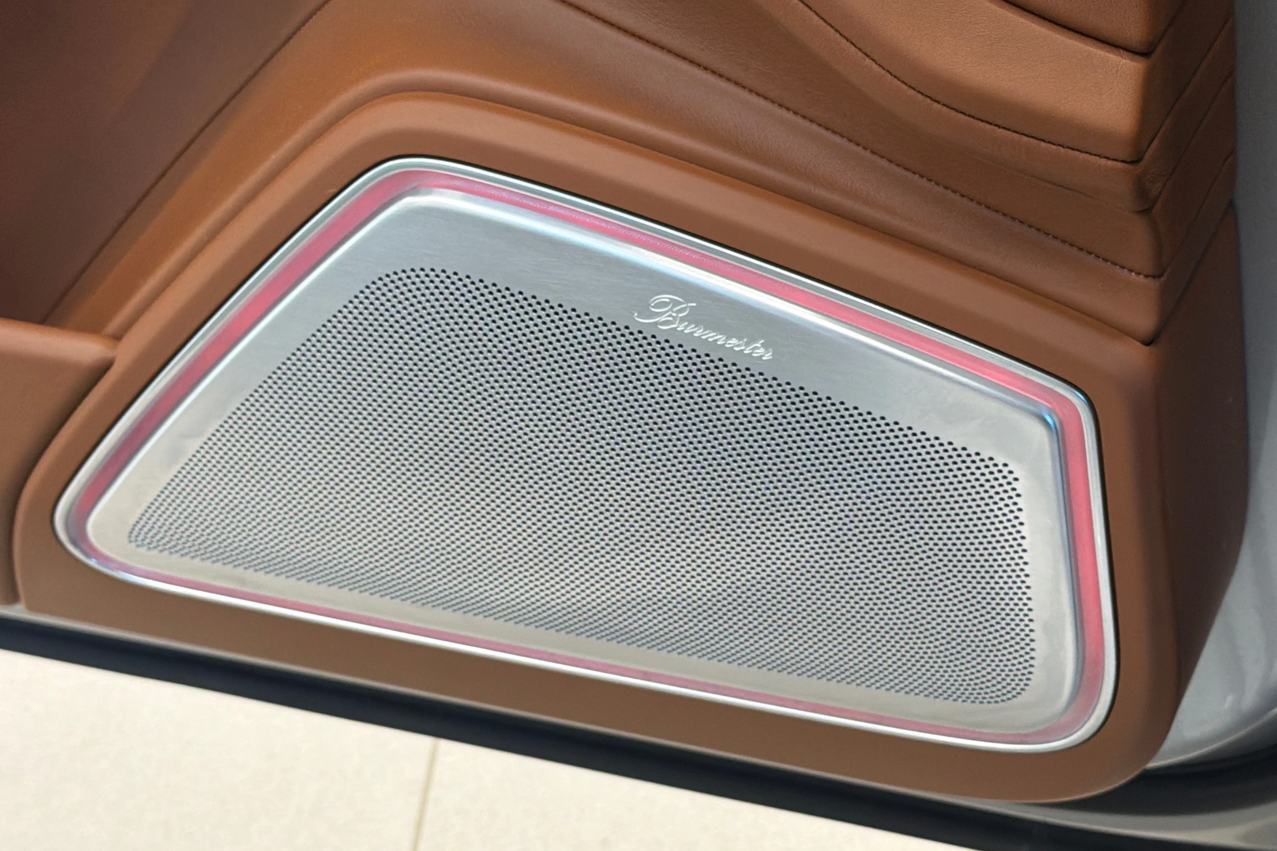 Harmaa Porsche Panamera 2023 kuva 24.