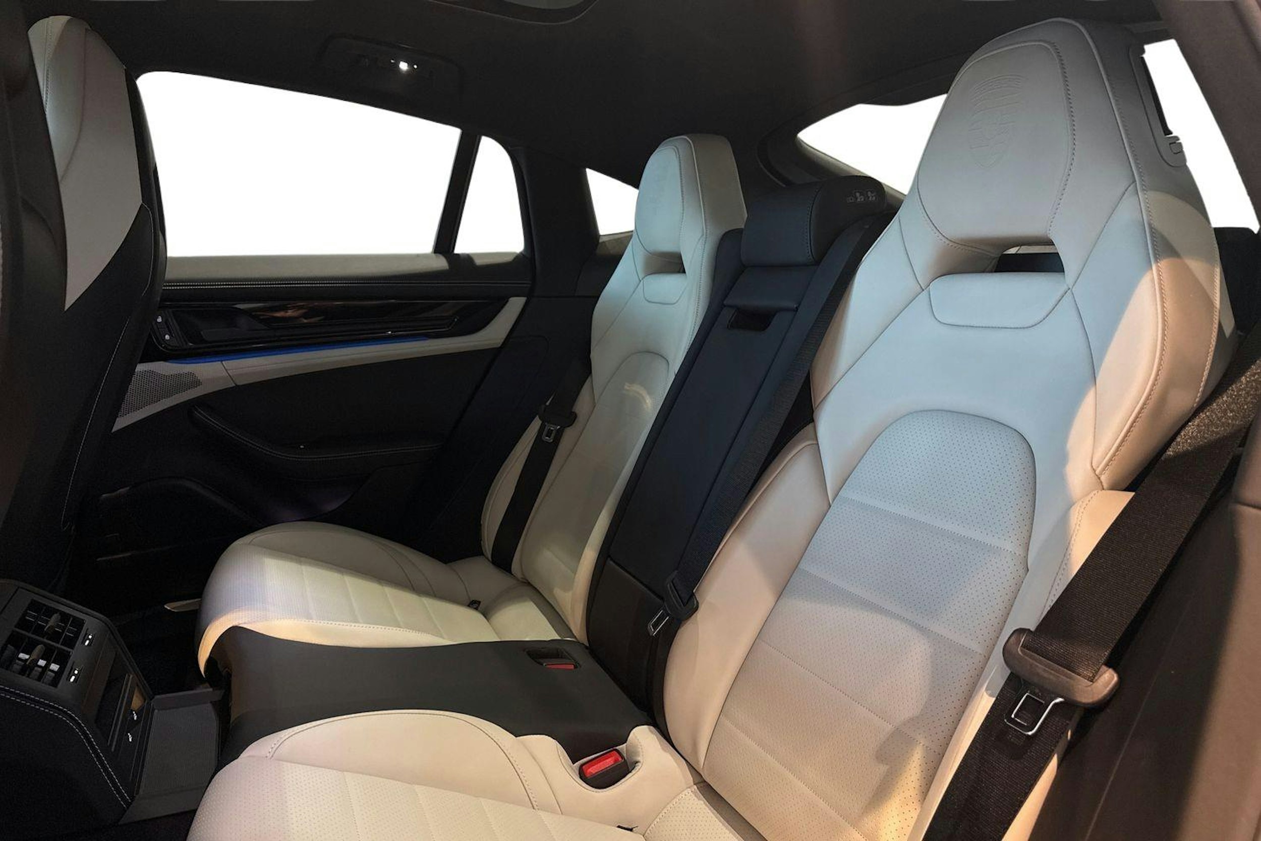 musta Porsche Panamera 2024 kuva 8.