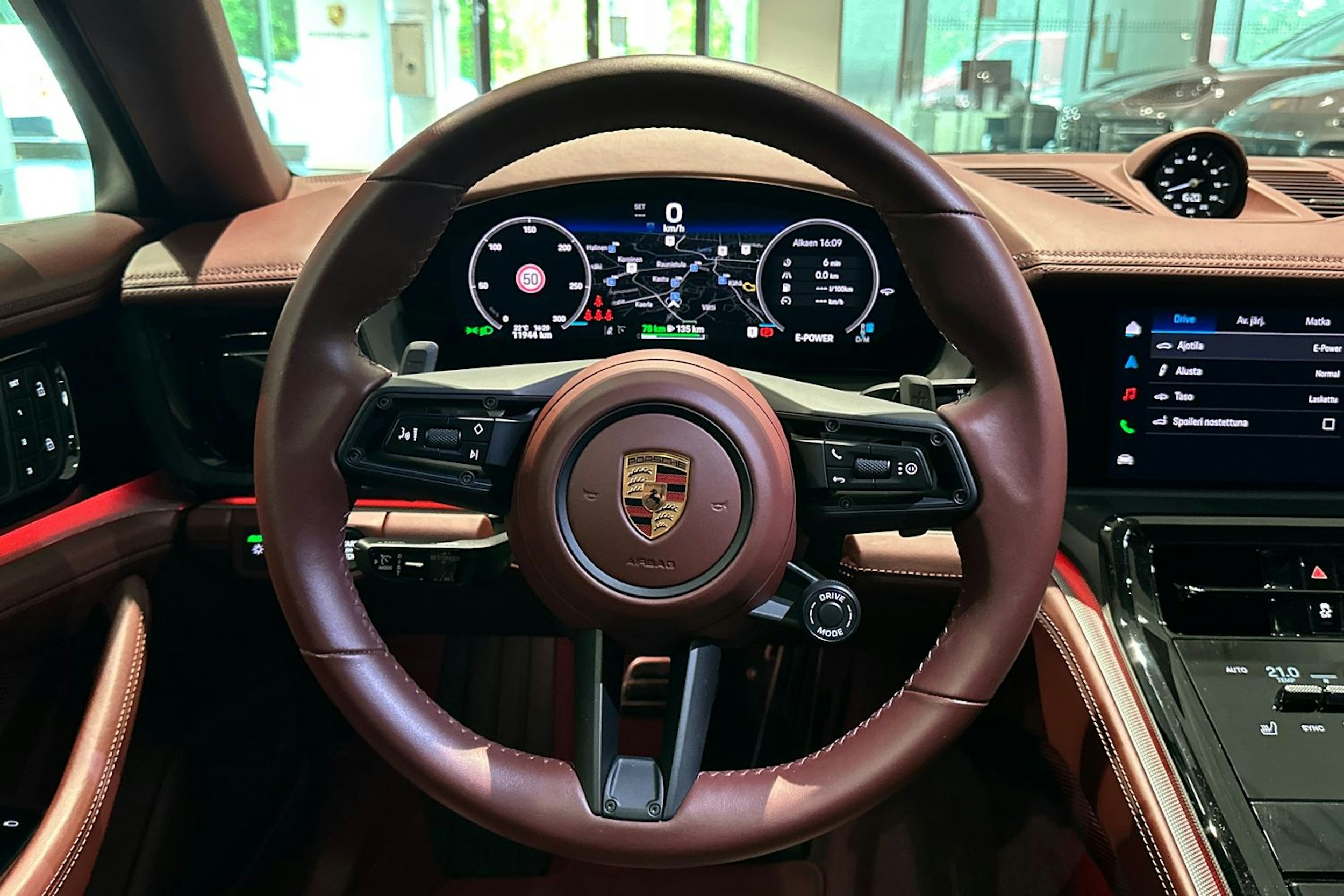 vihreä Porsche Panamera 2024 kuva 18.