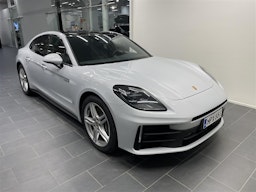 Harmaa Porsche Panamera 2024 kuva 1.