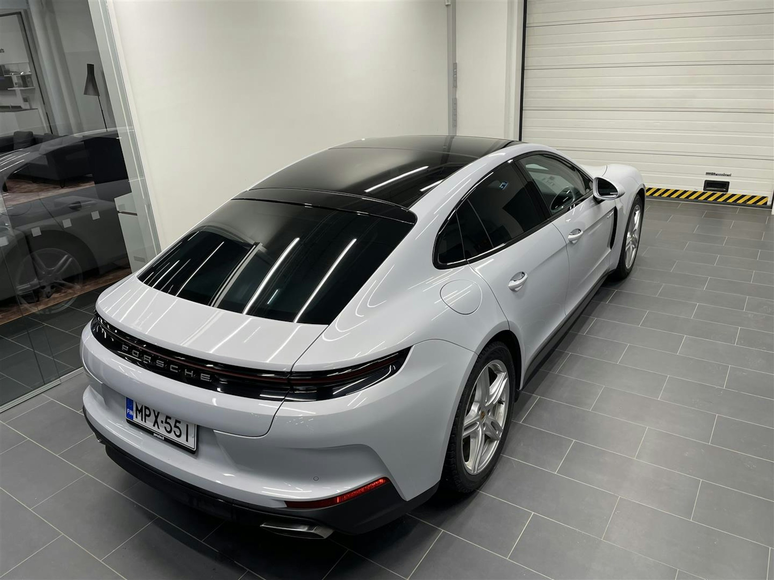 Harmaa Porsche Panamera 2024 kuva 2.