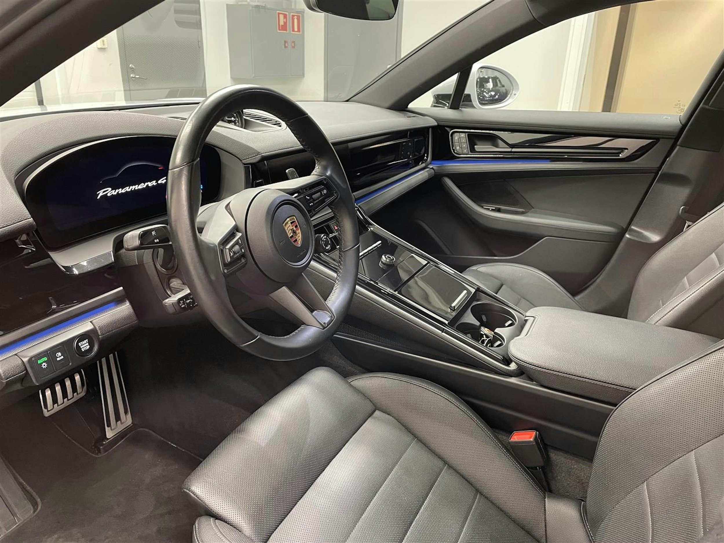 Harmaa Porsche Panamera 2024 kuva 3.