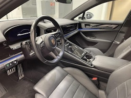 Harmaa Porsche Panamera 2024 kuva 3.