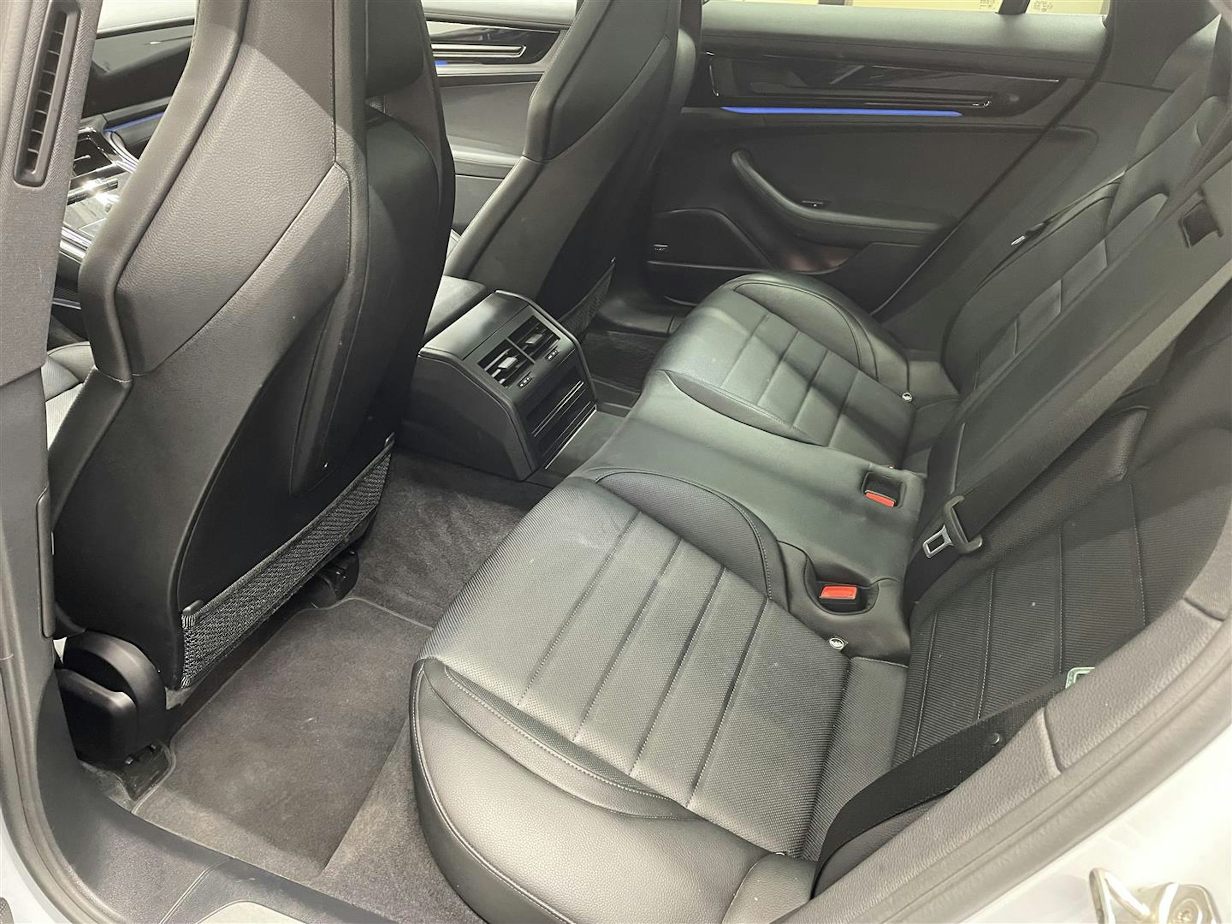 Harmaa Porsche Panamera 2024 kuva 4.