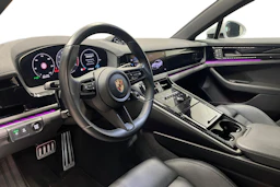 Harmaa Porsche Panamera 2024 kuva 6.