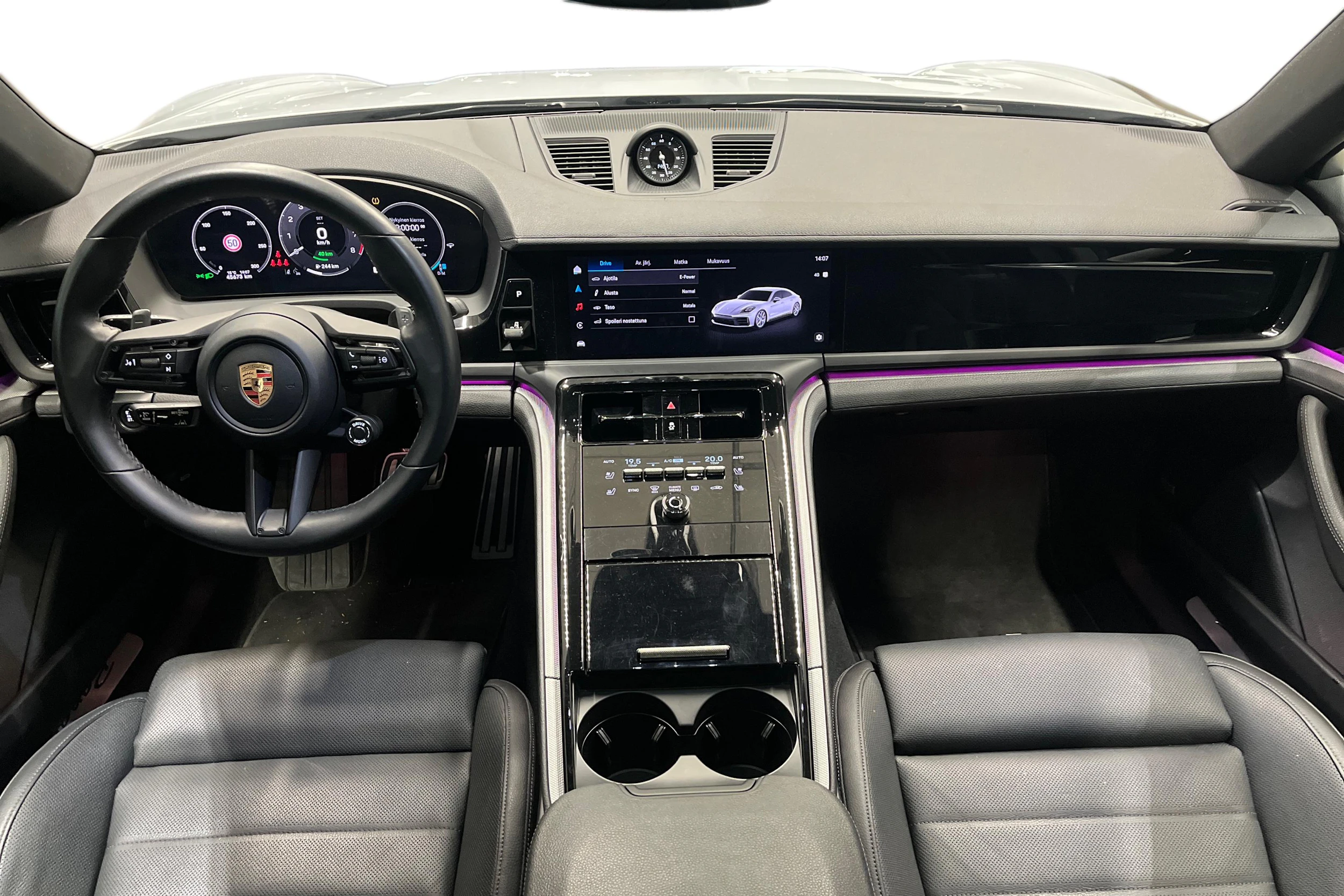 Harmaa Porsche Panamera 2024 kuva 7.