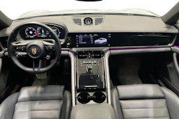 Harmaa Porsche Panamera 2024 kuva 7.