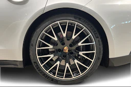 Harmaa Porsche Panamera 2024 kuva 9.