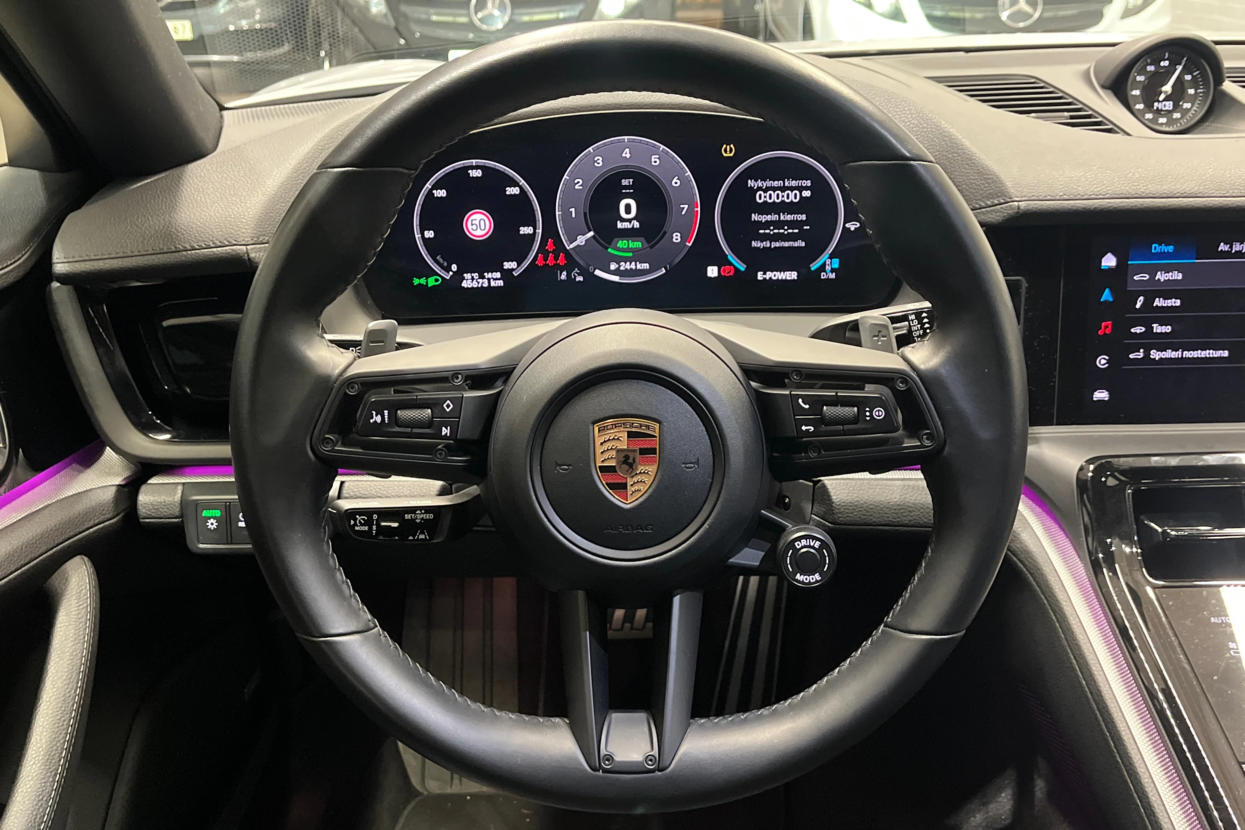 Harmaa Porsche Panamera 2024 kuva 11.