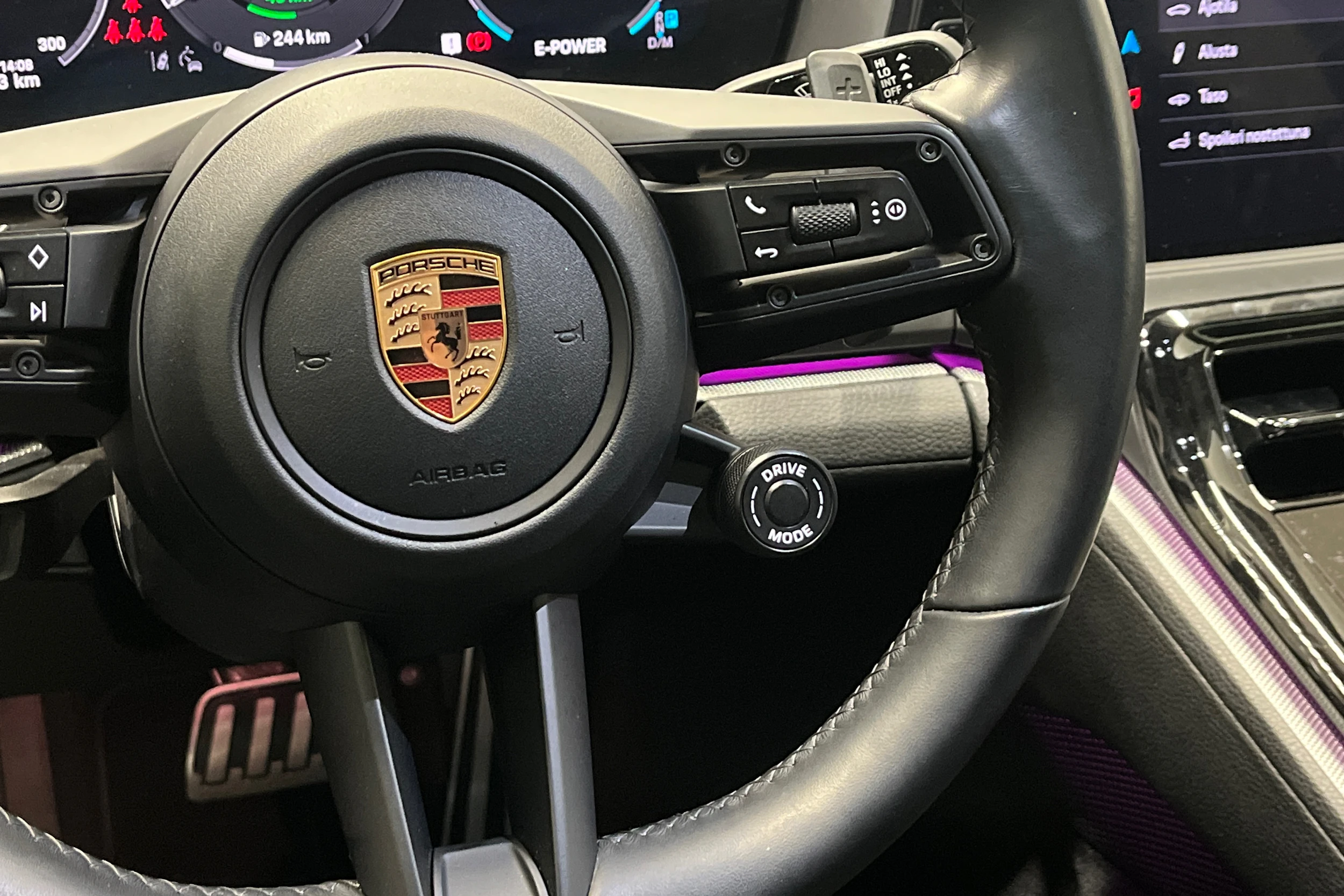 Harmaa Porsche Panamera 2024 kuva 13.