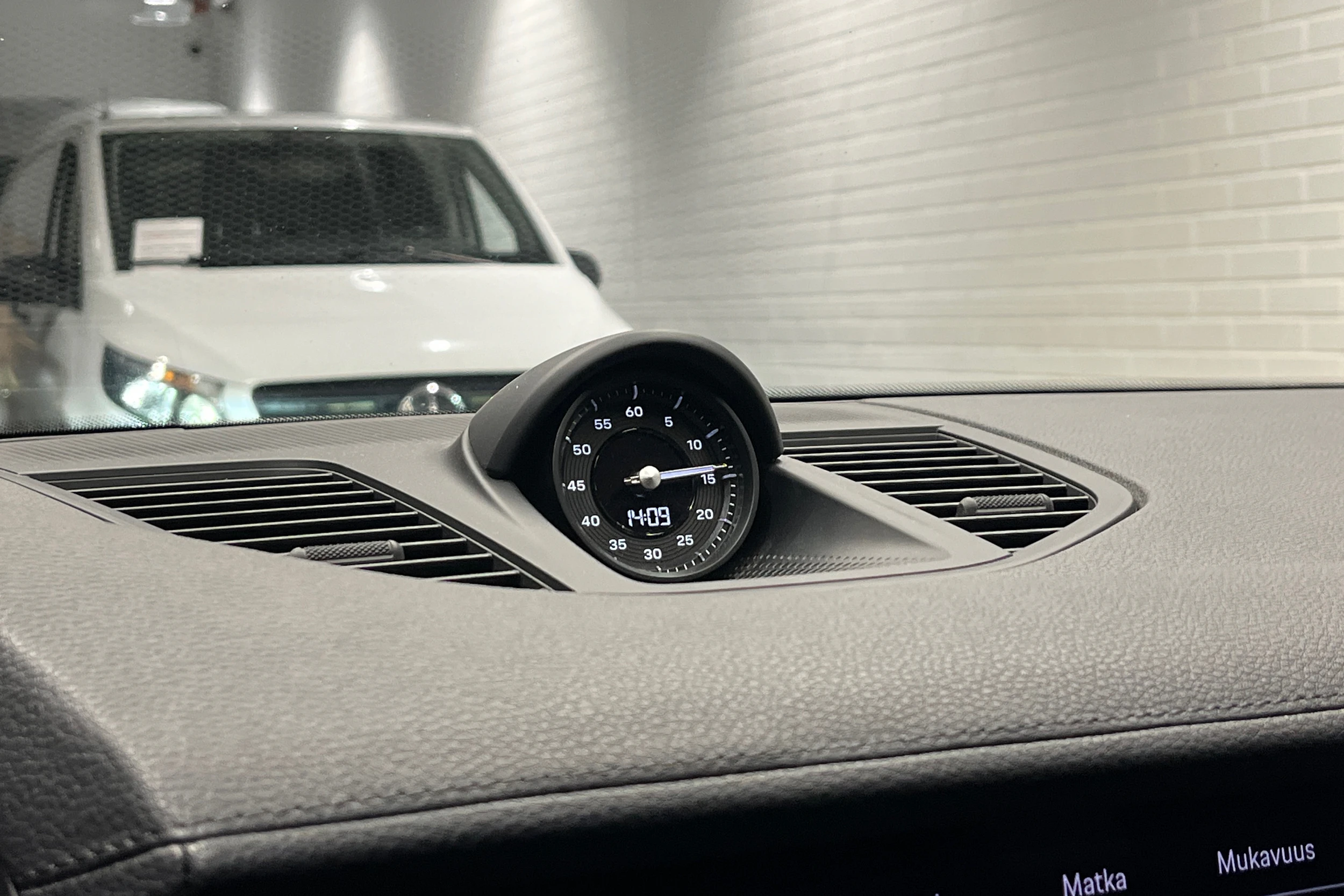 Harmaa Porsche Panamera 2024 kuva 14.