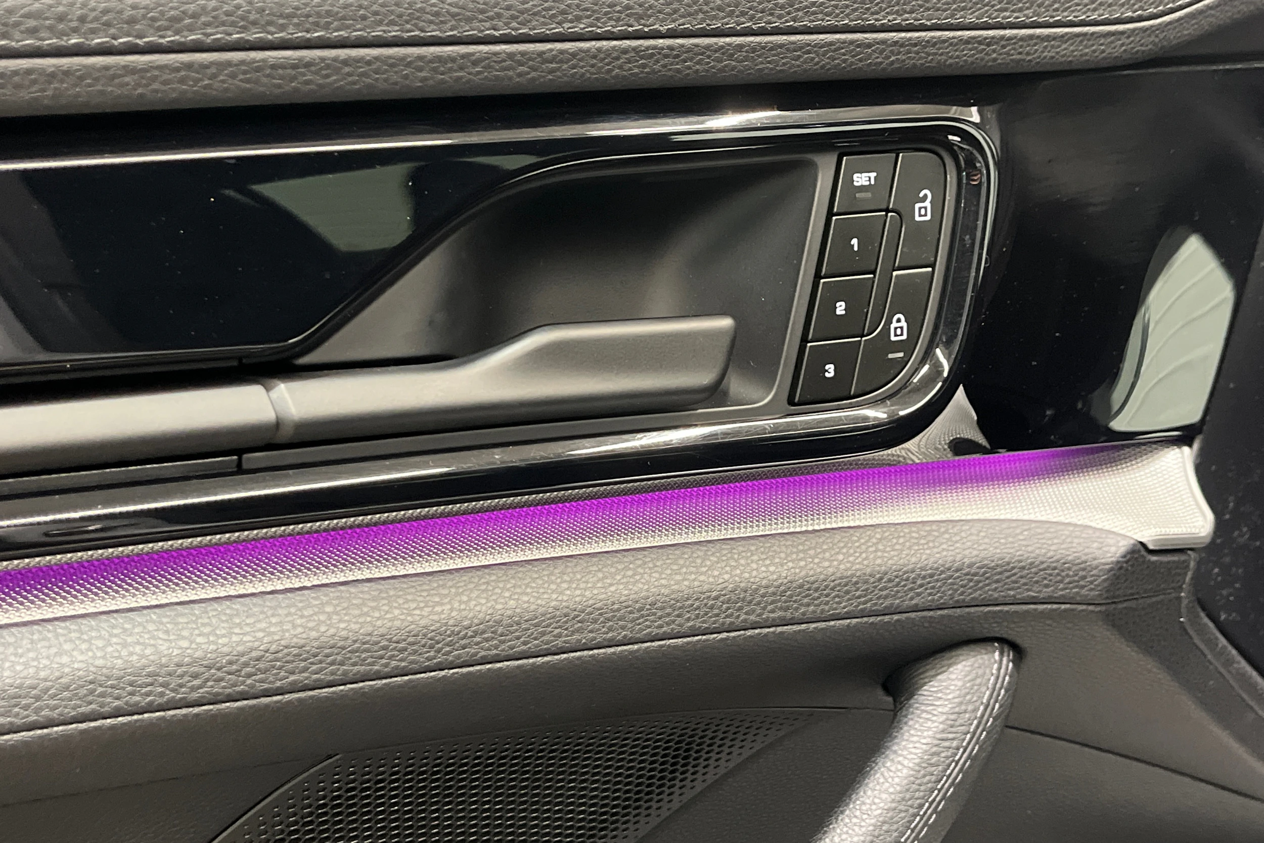Harmaa Porsche Panamera 2024 kuva 15.