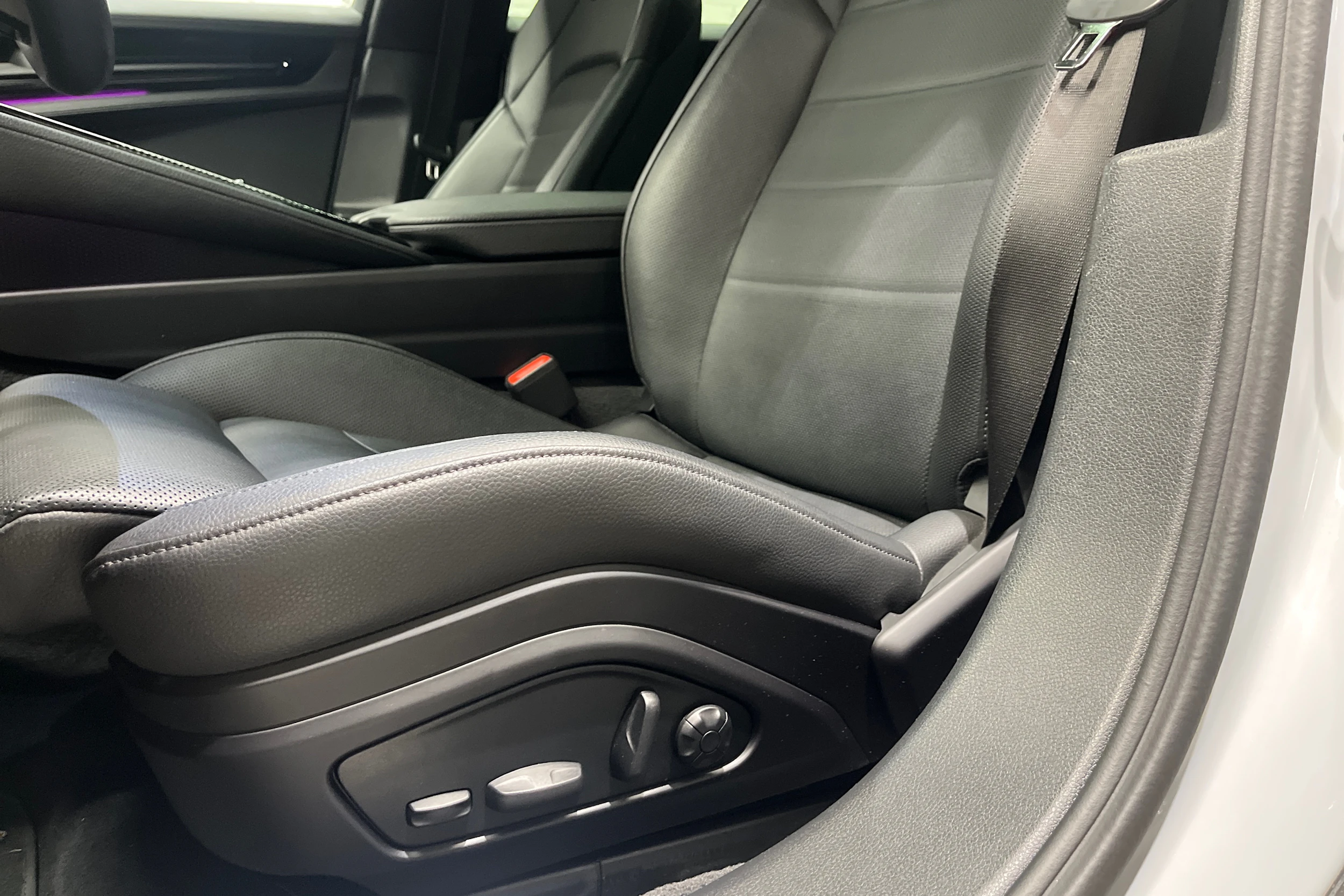 Harmaa Porsche Panamera 2024 kuva 17.