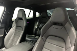 Harmaa Porsche Panamera 2024 kuva 18.