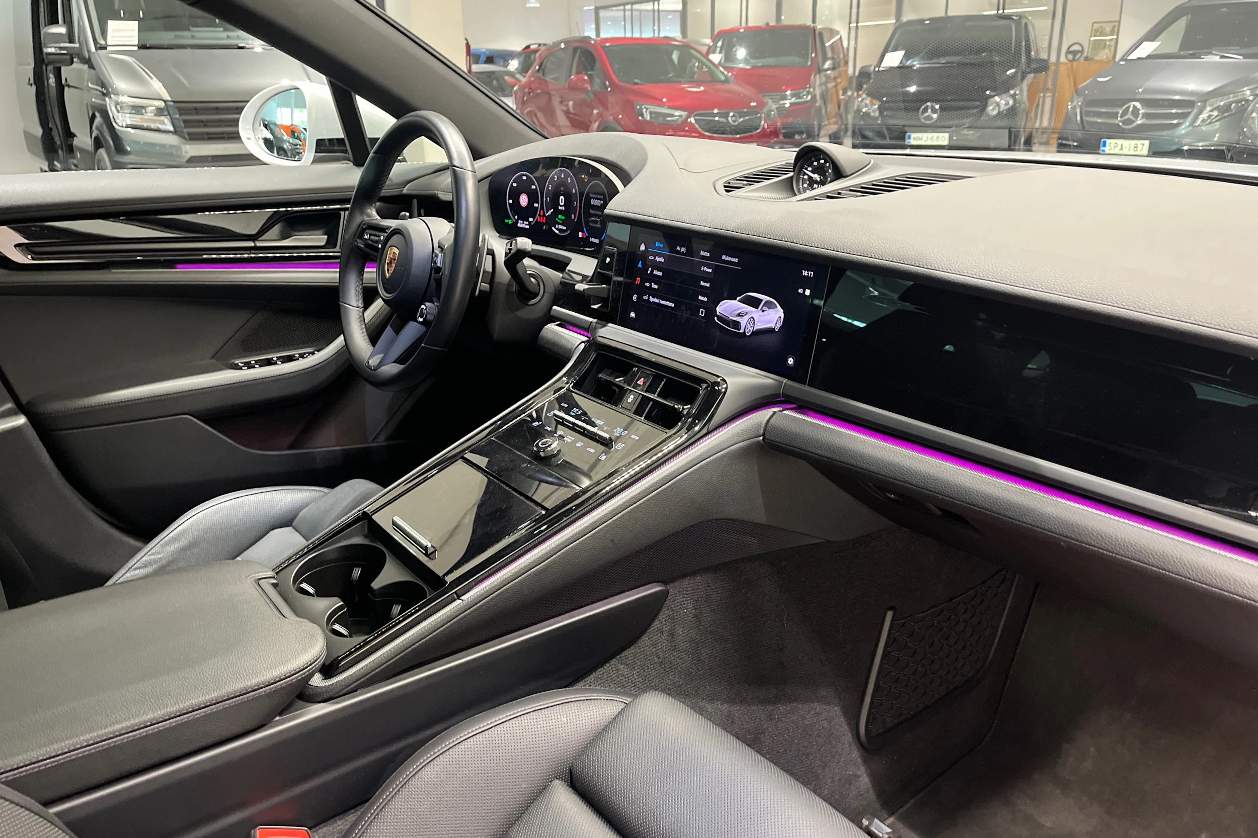 Harmaa Porsche Panamera 2024 kuva 19.
