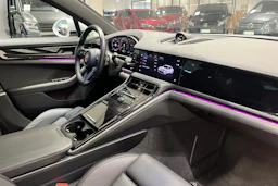 Harmaa Porsche Panamera 2024 kuva 19.