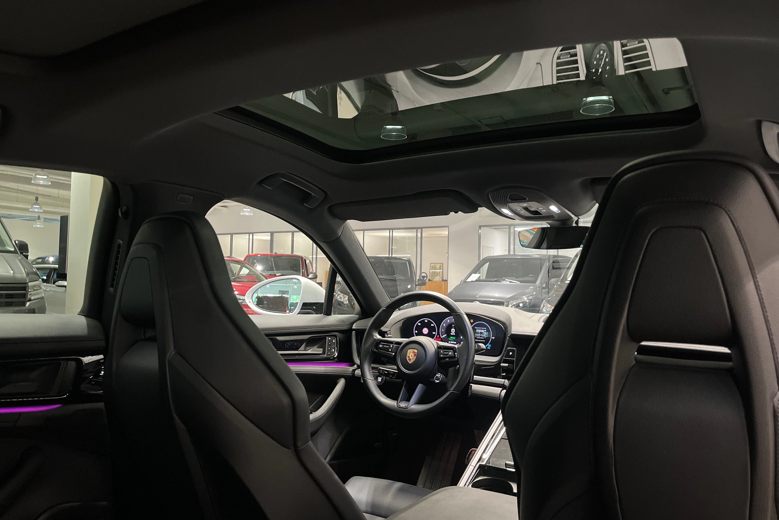 Harmaa Porsche Panamera 2024 kuva 21.