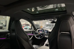 Harmaa Porsche Panamera 2024 kuva 21.