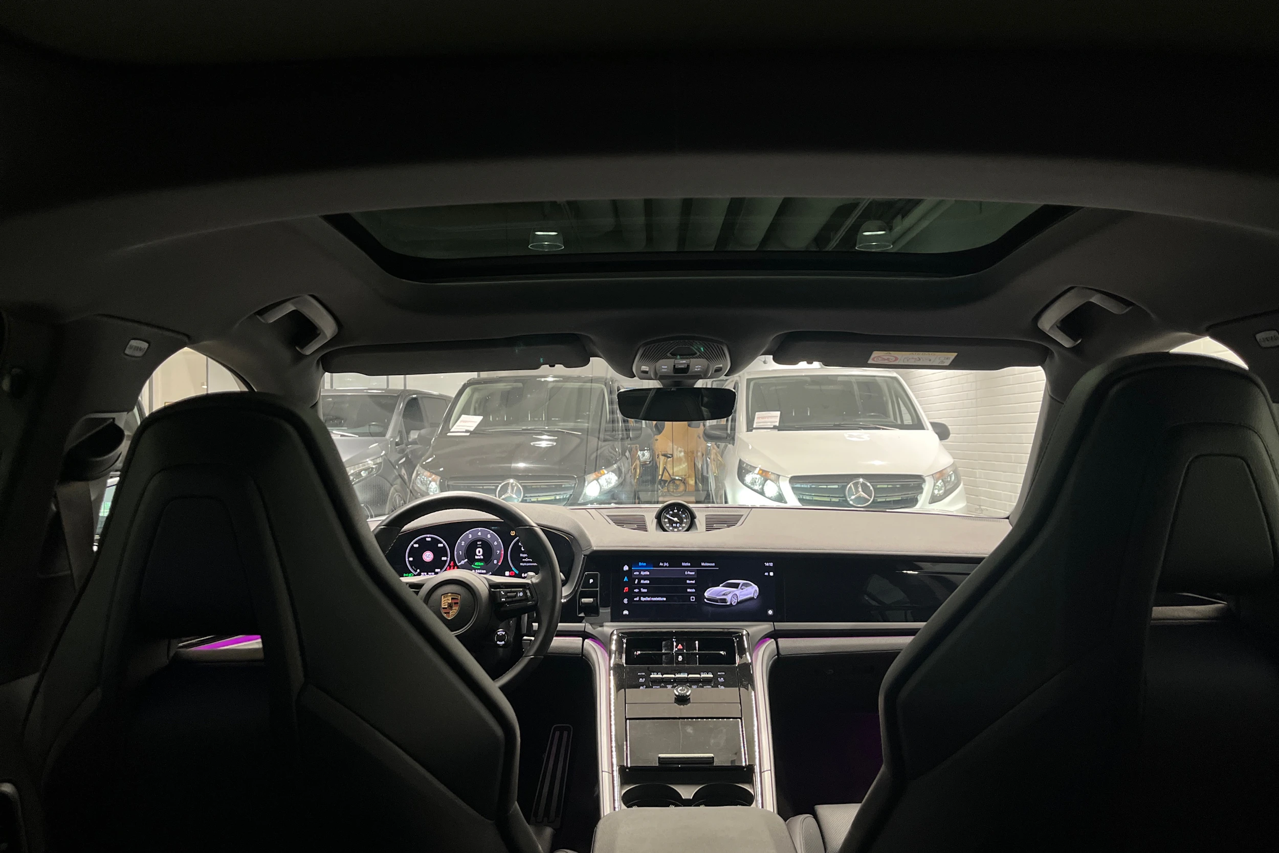 Harmaa Porsche Panamera 2024 kuva 22.