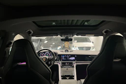 Harmaa Porsche Panamera 2024 kuva 22.