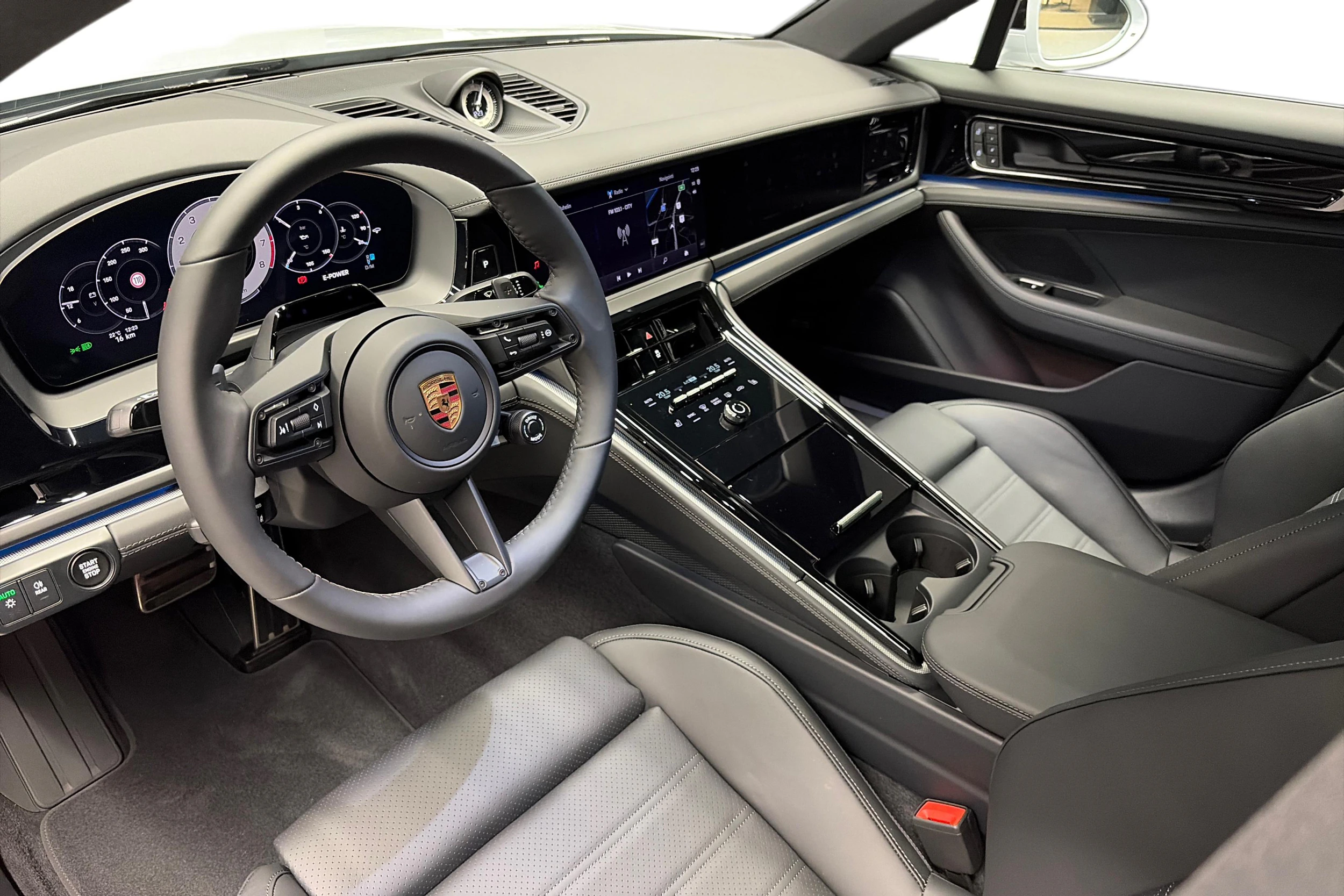 harmaa Porsche Panamera 2026 kuva 7.