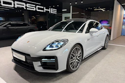 harmaa Porsche Panamera 2026 kuva 11.