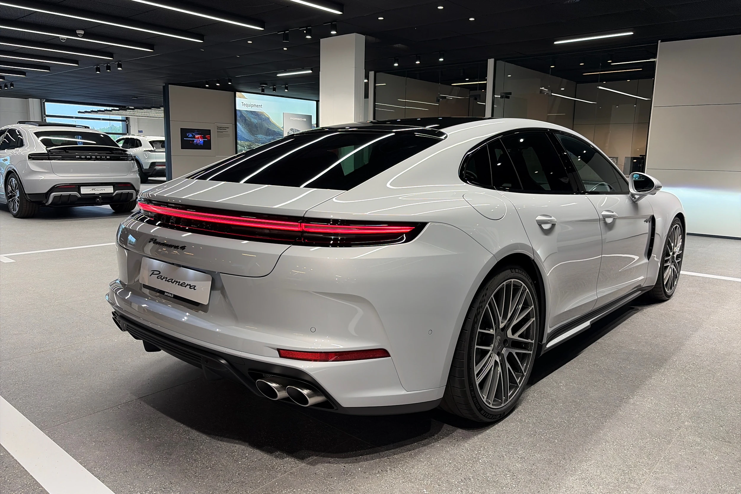 harmaa Porsche Panamera 2026 kuva 12.