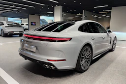harmaa Porsche Panamera 2026 kuva 12.