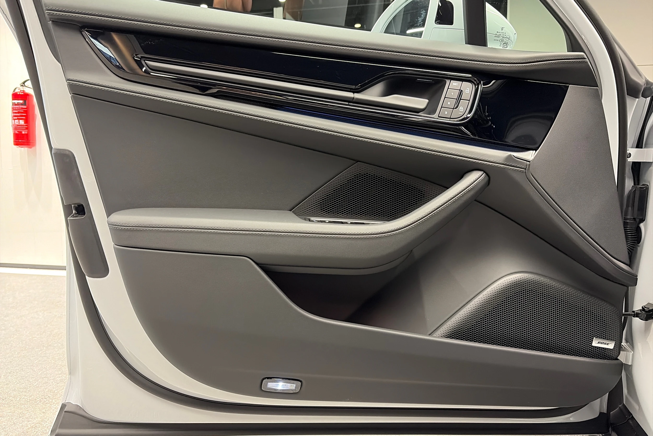 harmaa Porsche Panamera 2026 kuva 13.