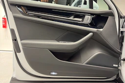 harmaa Porsche Panamera 2026 kuva 13.