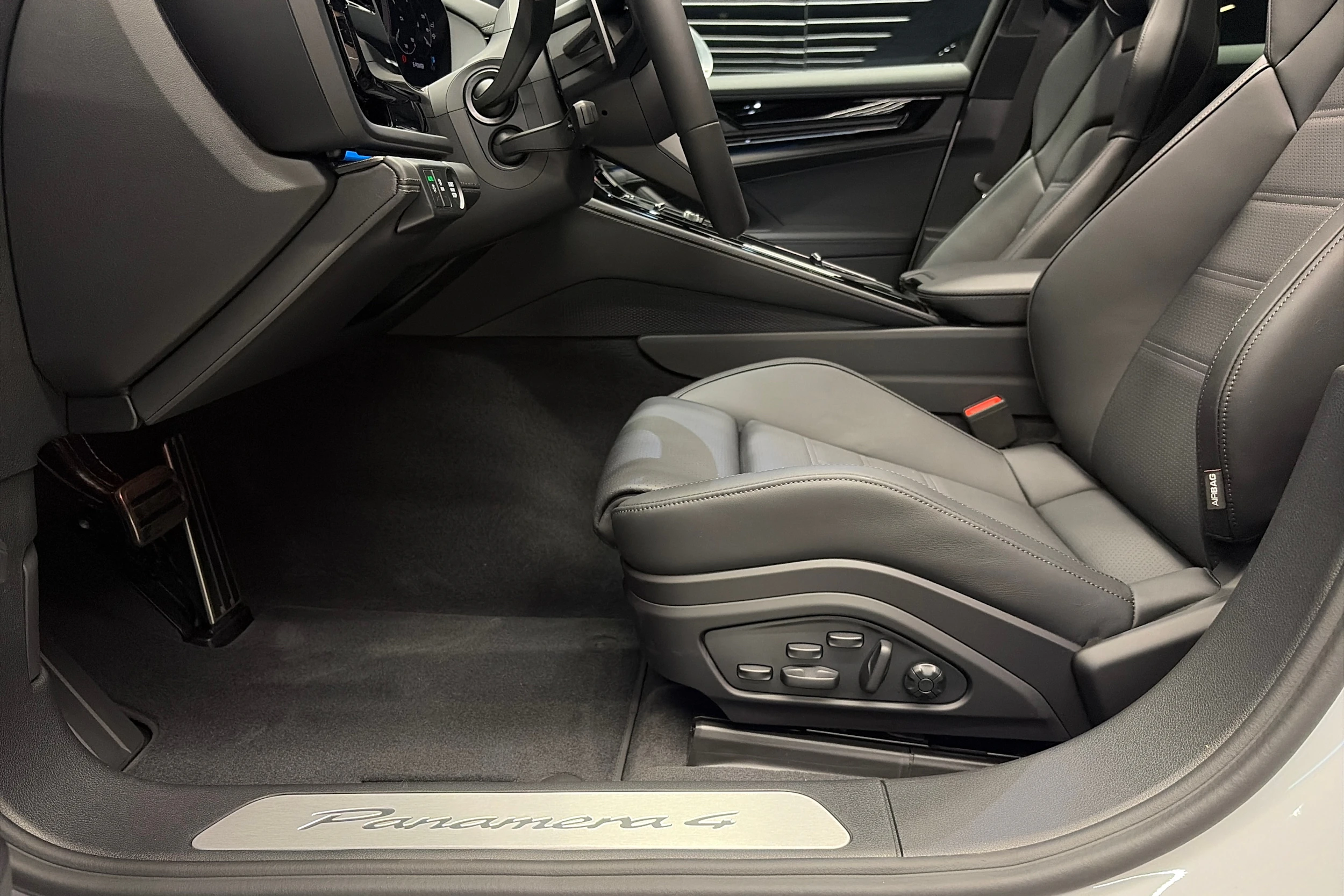 harmaa Porsche Panamera 2026 kuva 14.