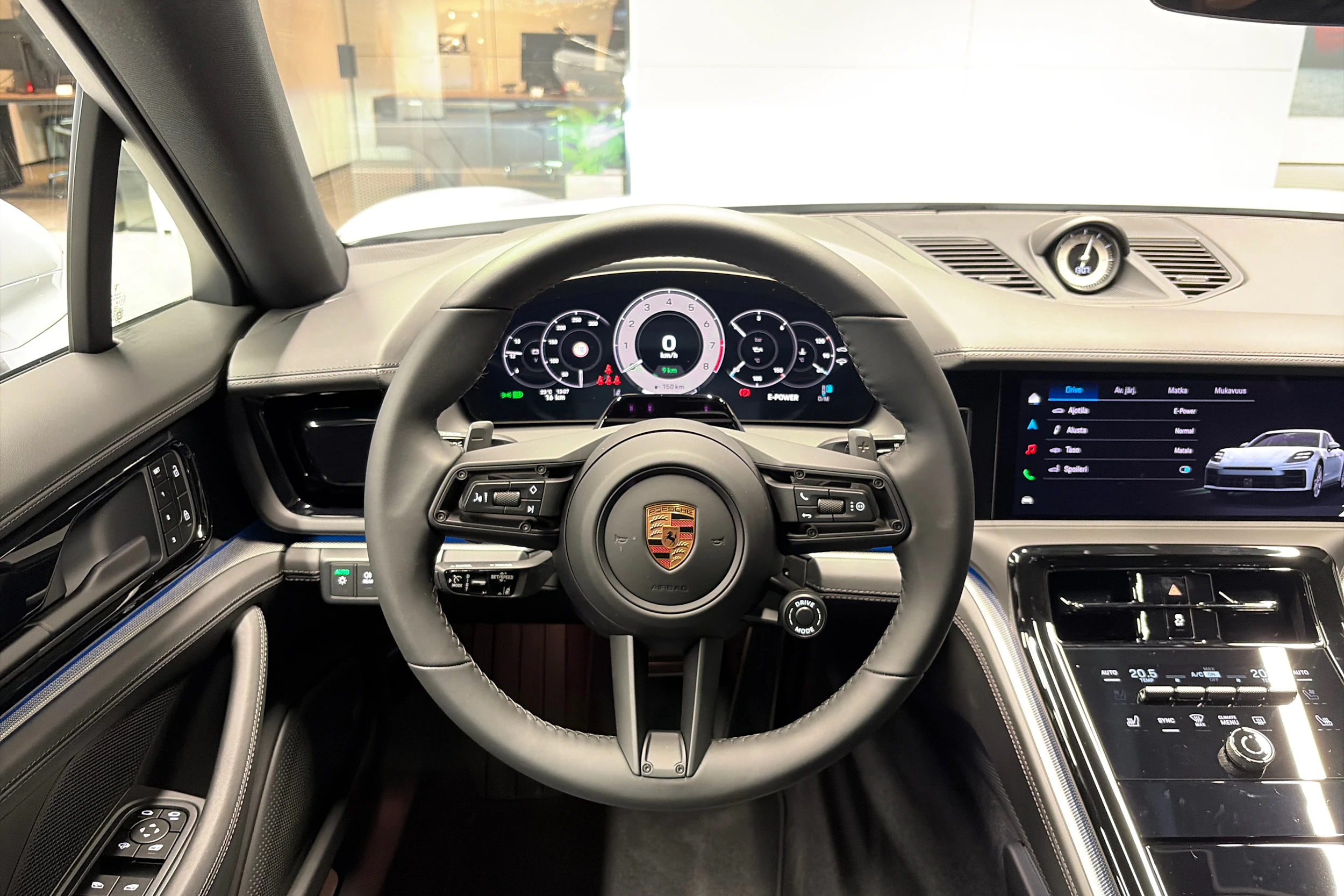 harmaa Porsche Panamera 2026 kuva 16.