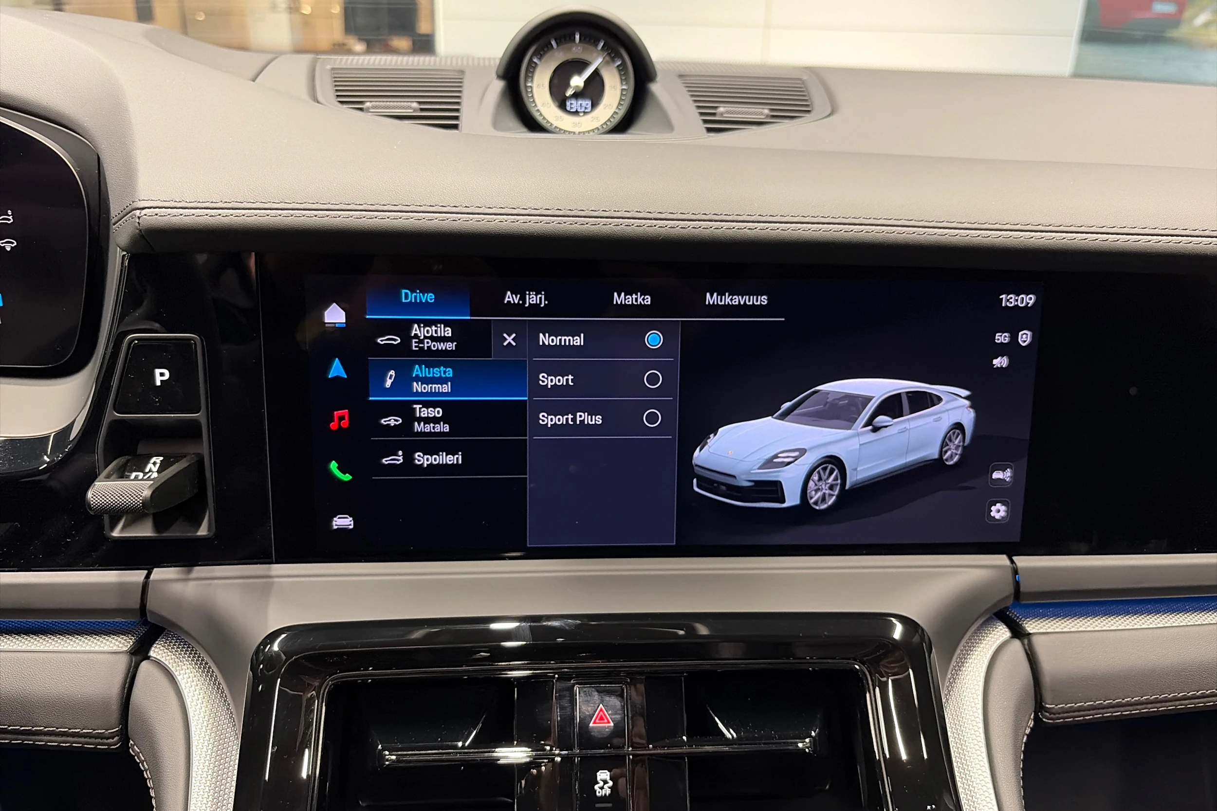 harmaa Porsche Panamera 2026 kuva 21.