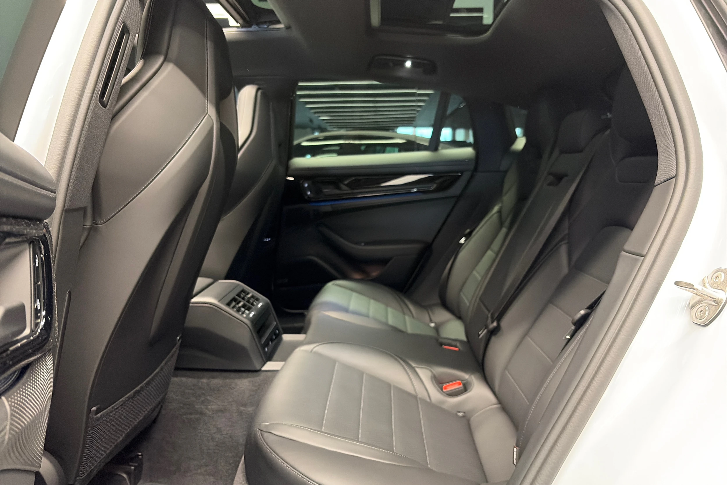 harmaa Porsche Panamera 2026 kuva 24.