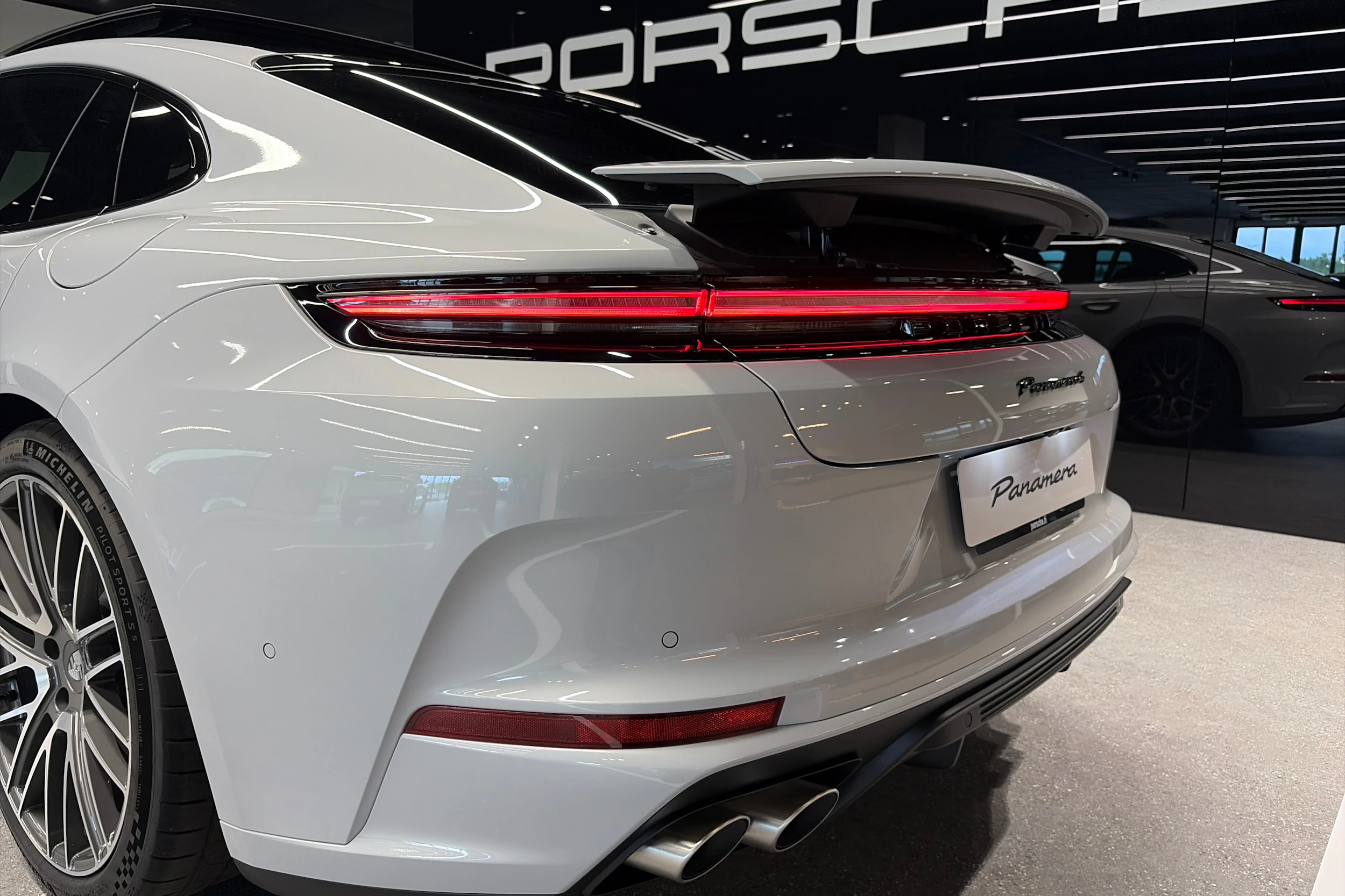 harmaa Porsche Panamera 2026 kuva 29.