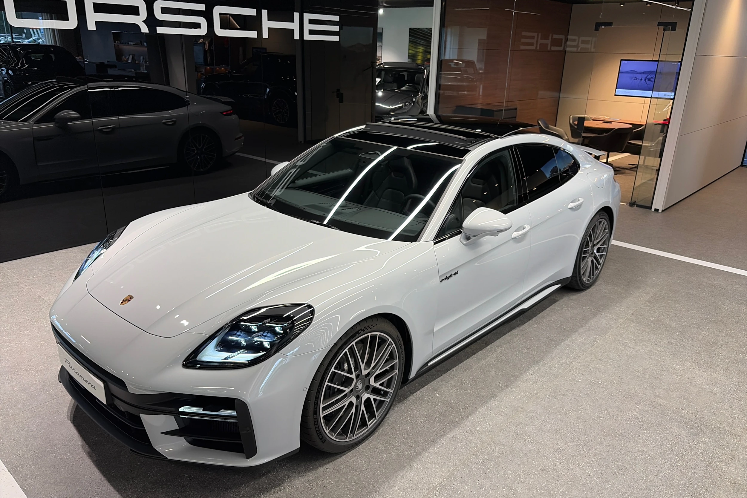 harmaa Porsche Panamera 2026 kuva 30.