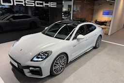 harmaa Porsche Panamera 2026 kuva 30.