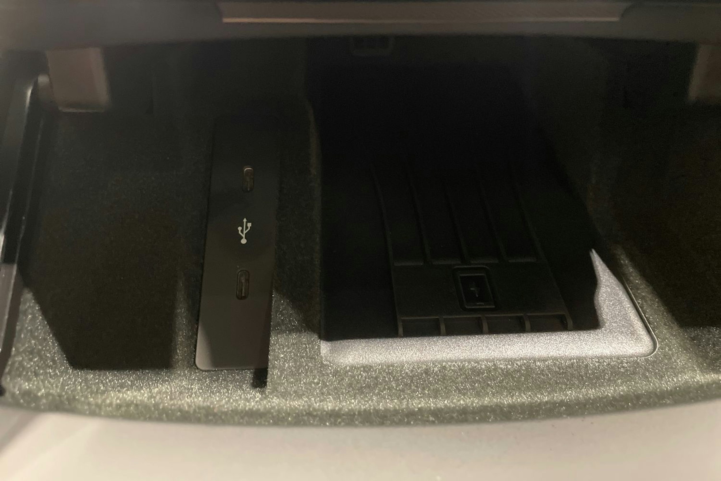 musta Porsche Panamera 2026 kuva 13.