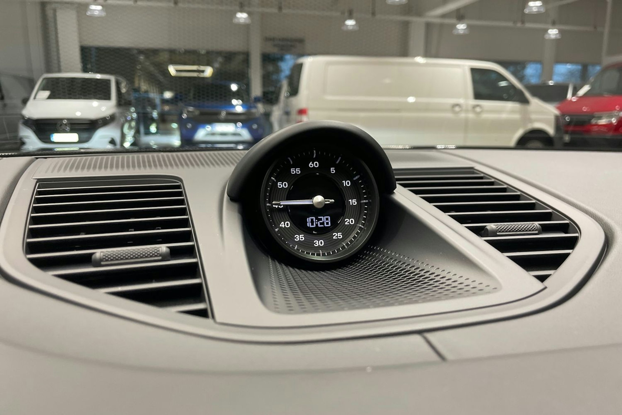 musta Porsche Panamera 2026 kuva 16.