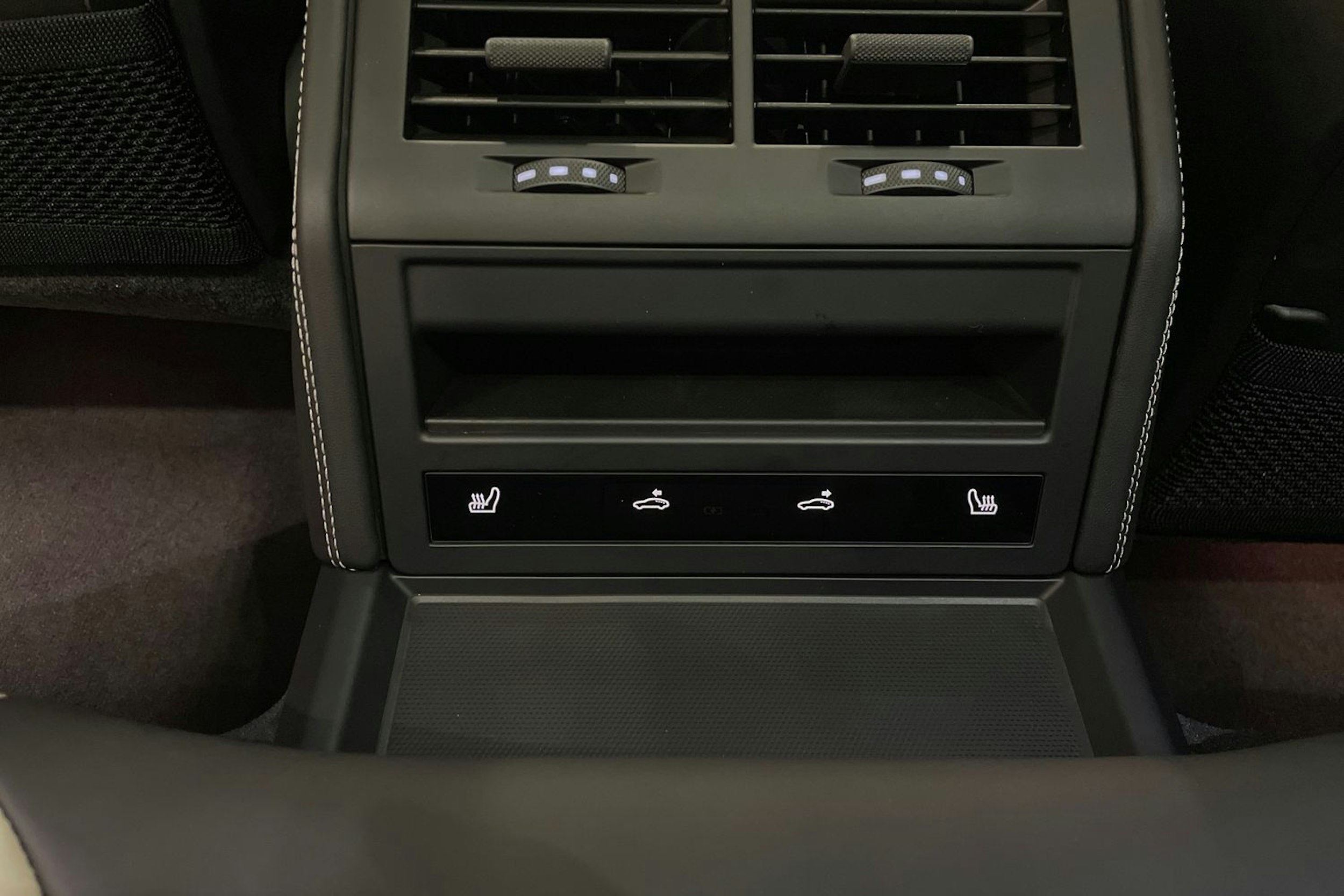 musta Porsche Panamera 2026 kuva 18.