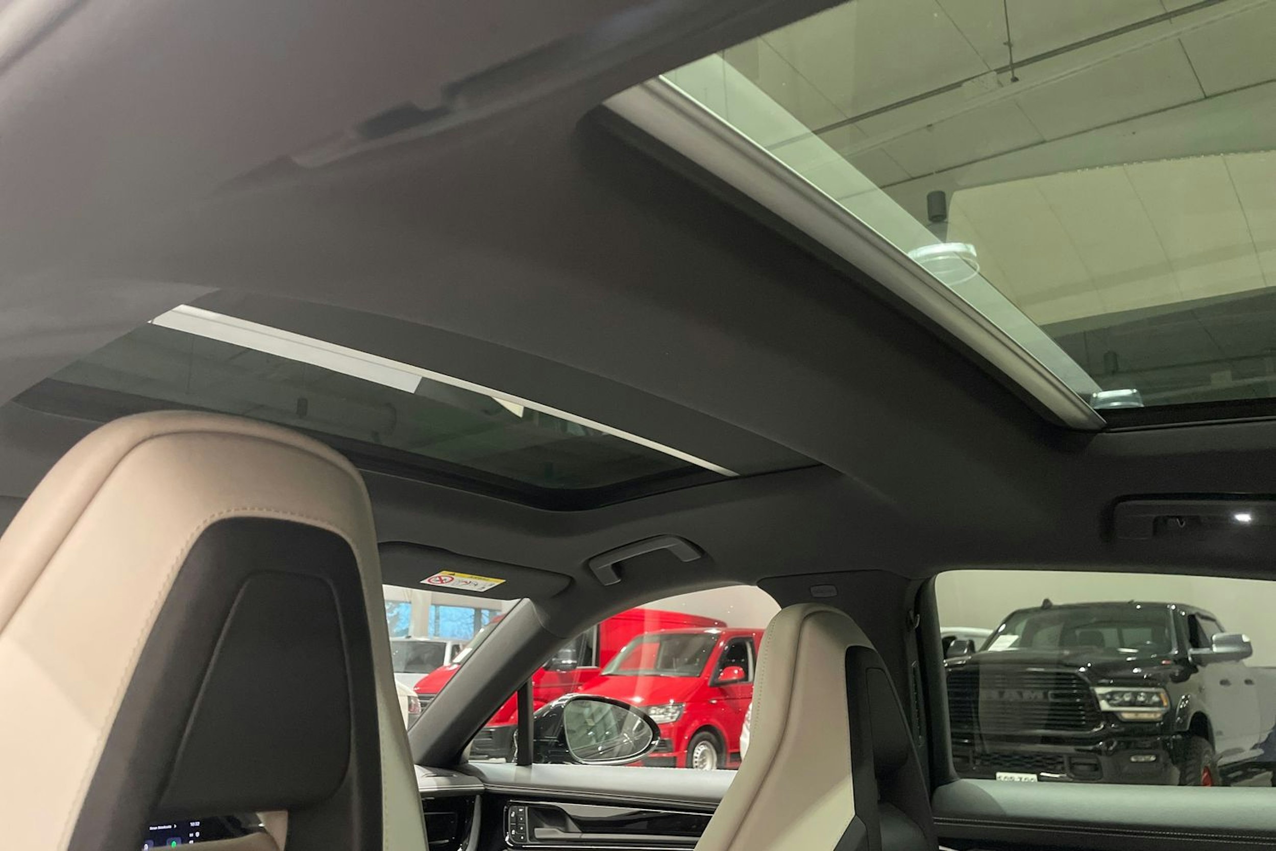 musta Porsche Panamera 2026 kuva 20.