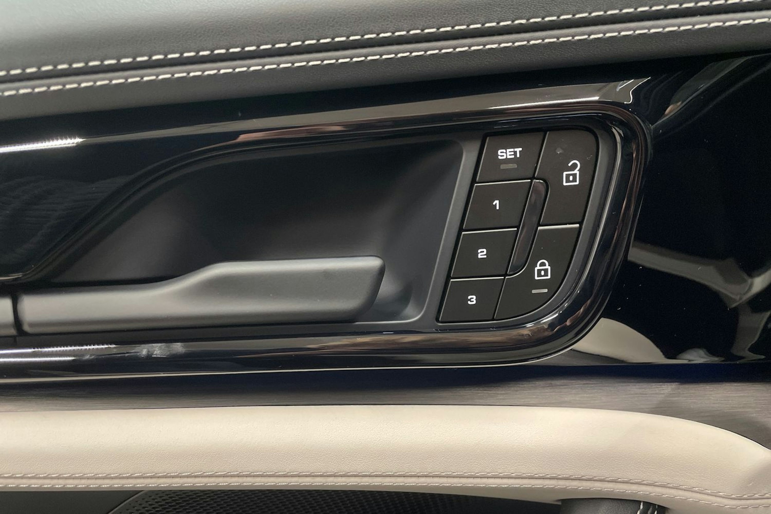 musta Porsche Panamera 2026 kuva 21.