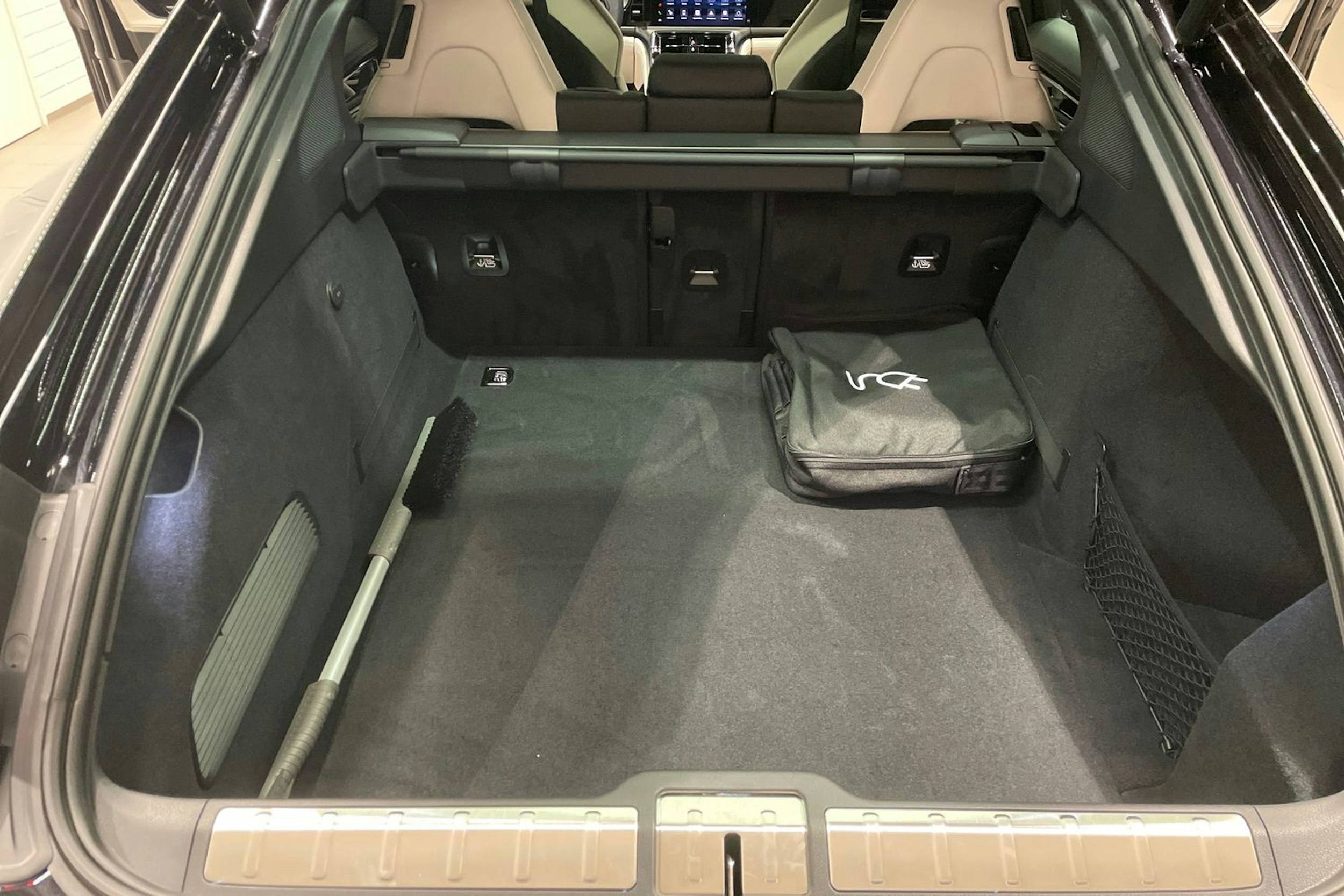 musta Porsche Panamera 2026 kuva 26.