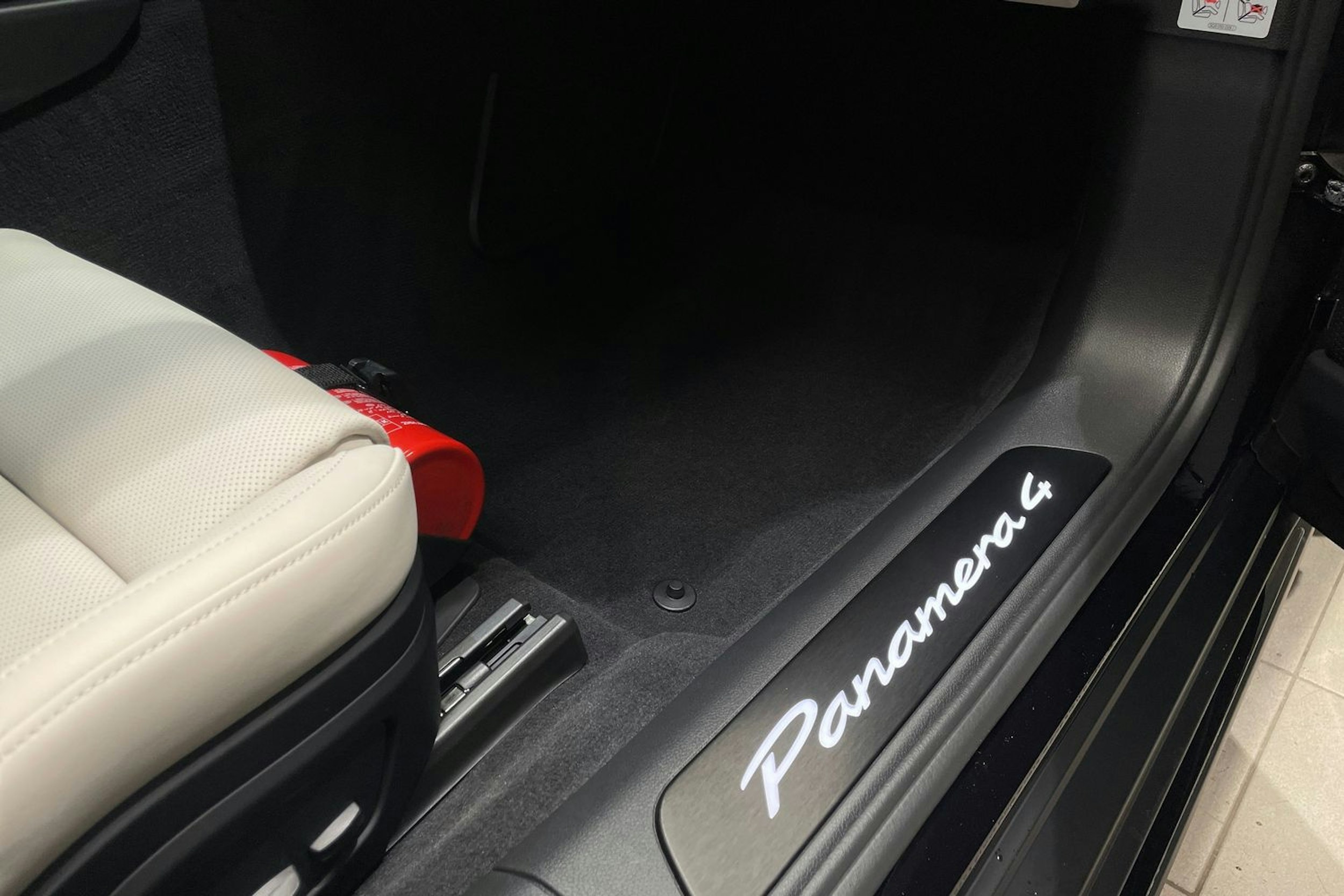 musta Porsche Panamera 2026 kuva 29.