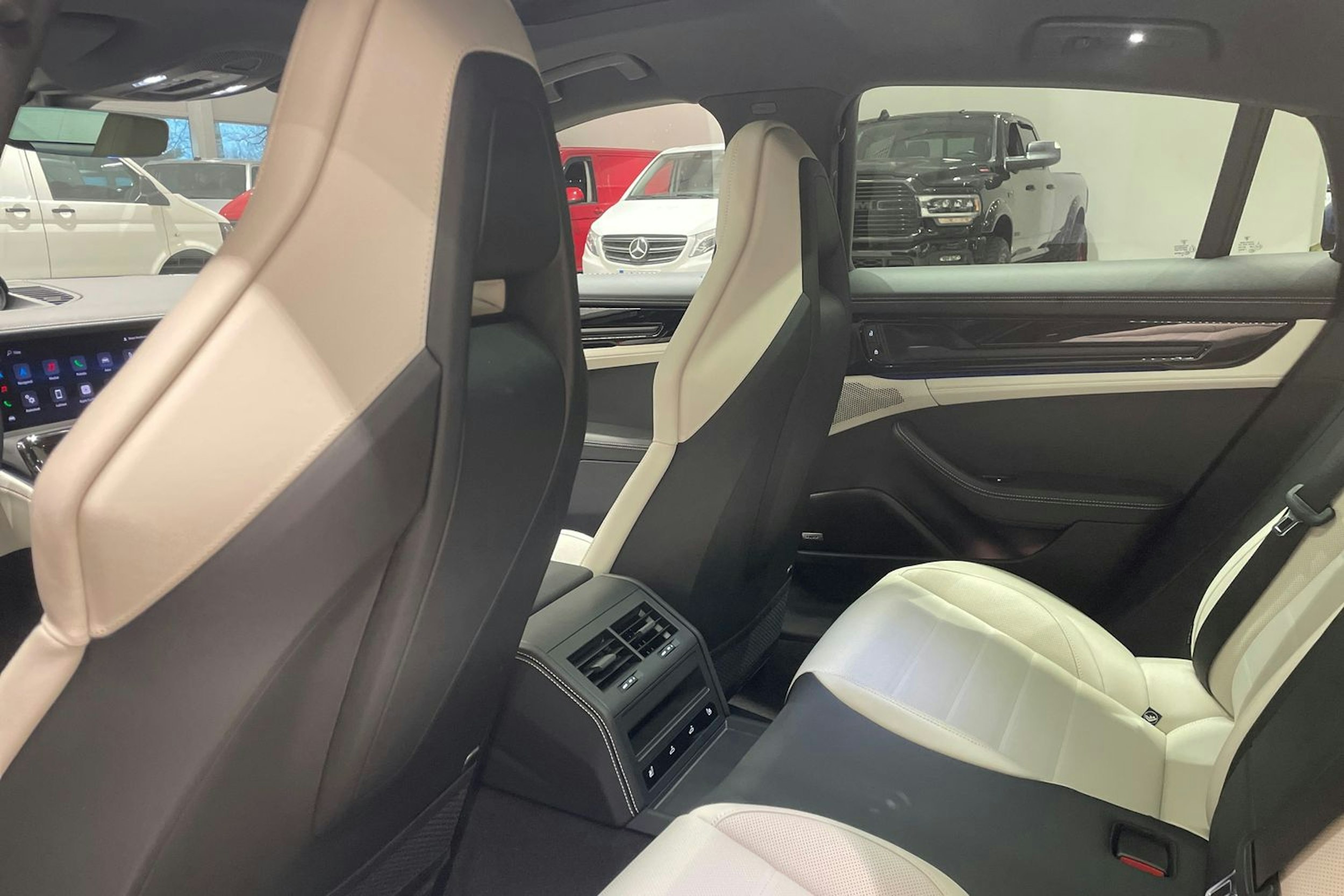 musta Porsche Panamera 2026 kuva 30.